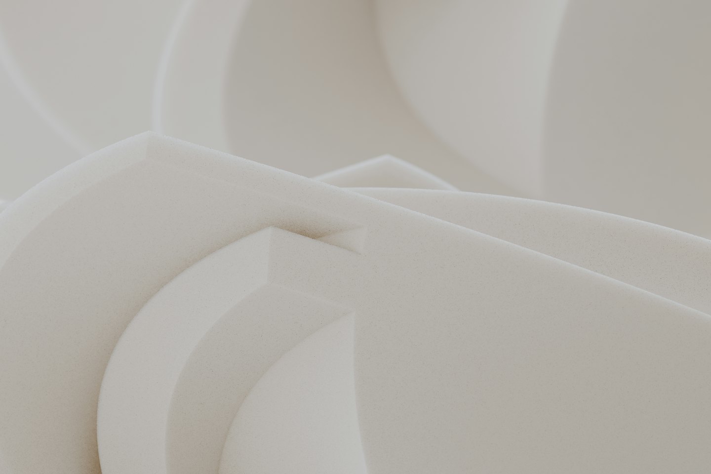 Forme astratte di materiale chiaro in uno studio.